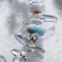 Halskette Schneekönigin, Nahaufnahme der Bergkristall-, Aquamarin-, Chalcedon- und Metallperlen rechts