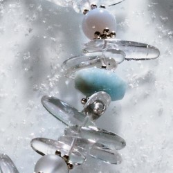 Halskette Schneekönigin, Nahaufnahme der Bergkristall-, Aquamarin-, Chalcedon- und Metallperlen rechts Halskette Schneekönigin, Nahaufnahme der Bergkristall-, Aquamarin-, Chalcedon- und Metallperlen rechts