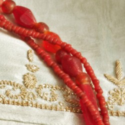 Schmuck-Set Aditi, Detailansicht der handgefertigten Glasperlen in der Kette rechts Schmuck-Set Aditi, Detailansicht der handgefertigten Glasperlen in der Kette rechts