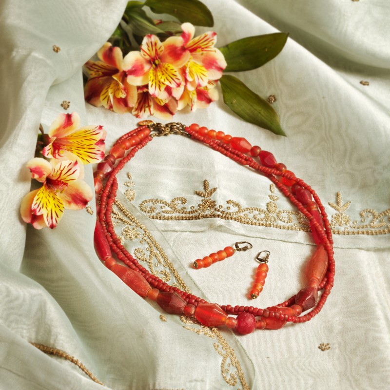 Schmuck-Set Aditi, Gesamtansicht von 3-reihiger Halskette und Ohrringen
