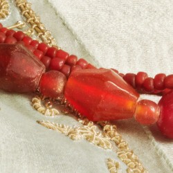 Schmuck-Set Aditi, Nahaufnahme der handgefertigten Glasperlen in der Kette vorn Schmuck-Set Aditi, Nahaufnahme der handgefertigten Glasperlen in der Kette vorn