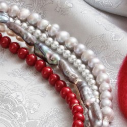 Schmuck-Set Ariadne, Detailansicht der Zucht- und Muschelkernperlen in der Kette rechts