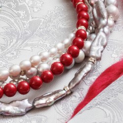 Schmuck-Set Ariadne, Nahaufnahme der Zucht- und Muschelkernperlen in der Kette vorn