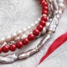 Schmuck-Set Ariadne, Nahaufnahme der Zucht- und Muschelkernperlen in der Kette vorn