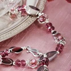 Schmuck-Set Lila Pause, Detailansicht vom Hakenverschluß am Armband und der Kette rechts Schmuck-Set Lila Pause, Detailansicht vom Hakenverschluß am Armband und der Kette rechts