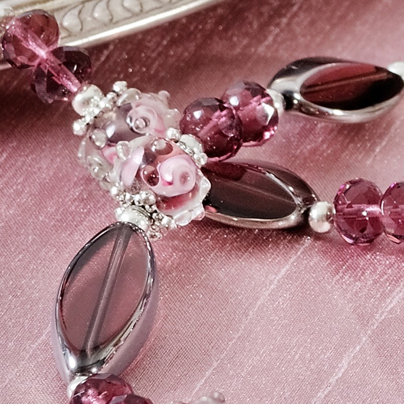 Schmuck-Set Lila Pause, Nahaufnahme der Fenster-, Kristall- und Lampenperlen in Armband und Kette Schmuck-Set Lila Pause, Nahaufnahme der Fenster-, Kristall- und Lampenperlen in Armband und Kette