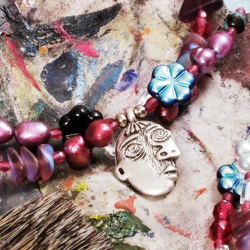 Schmuck-Set Picasso, Nahaufnahme vom Kettenanhänger in Form eines abstrakten Gesichts Schmuck-Set Picasso, Nahaufnahme vom Kettenanhänger in Form eines abstrakten Gesichts