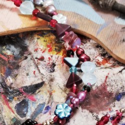 Schmuck-Set Picasso, Nahaufnahme der Glas- und Zuchtperlen in der Halskette rechts Schmuck-Set Picasso, Nahaufnahme der Glas- und Zuchtperlen in der Halskette rechts