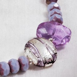 Schmuck-Set Annabell, Nahaufnahme der Murano-Glaslinse und des transparent-violetten Glas-Nugget