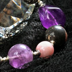 Armband Magie, Nahaufnahme der Amethyst-, Botswana-Achat- und Rhodonitperlen