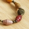 Schmuck-Set Ndejje, Nahaufnahme der Papier- und Metallperlen im Armband