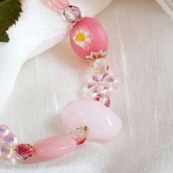 Armband Romantik, Detailansicht Jade-Oval, Glasblüten, dreikantiege Glasperle und facettierte Kristallperlen
