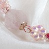Armband Romantik, Nahaufnahme Rosenquarz-Nugget, Glasblüten und facettierte Kristallperlen