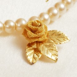 Halskette Rosenbraut, Nahaufnahme vom antiken Metallanhänger in einer filigranen Rosenblüte