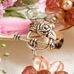 Armband English Rose, Nahaufnahme vom blütenverzierten, versilberten Ring-Stab-Verschluß