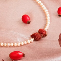 Halskette Rosenäpfel, Detailansicht der echten Hagebutten