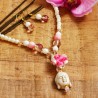 Schmuck-Set Tiantai, Detailansicht vom Kettenanhänger und den Ohrringen