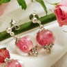 Schmuck-Set Rosalie, Nahaufnahme der Ohrringe aus Lampenperlen und versilbertem Metall