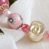 Armband Rosa & Weiß, Detailansicht der Schneckenperle mit Polymer Clay- und Glasperlen