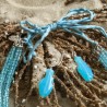 Schmuck-Set Lisette, Nahaufnahme vom Kettenverschluß aus hellblauem Seidenband und den Ohrringen