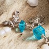 Armband Gone Fisching, Detailansicht der wasserblauen Glasperlen und silberfarbenen Bettelanhänger