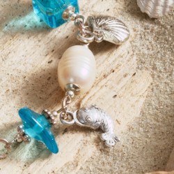 Armband Gone Fisching, Nahaufnahme der Glas- und Zuchtperlen und silberfarbenen Bettelanhänger rechts