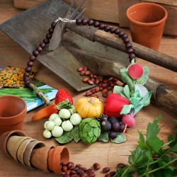 Halskette Erntezeit, Gesamtansicht der Halskette aus bunten Textil-Früchten und braunen Holzperlen