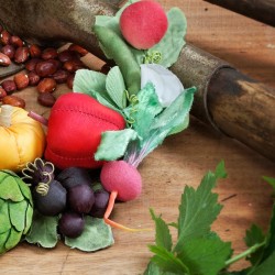 Halskette Erntezeit, Nahaufnahme der bunten Textil-Früchte rechts