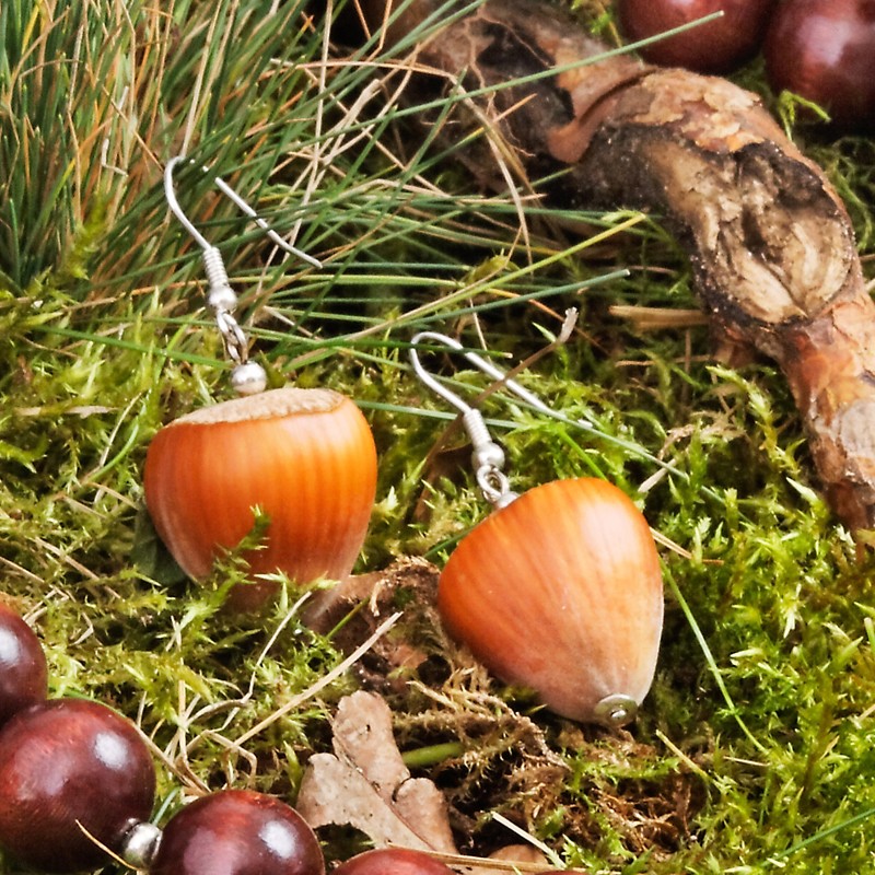 Schmuck-Set Haselnüßchen, Nahaufnahme der Ohrringe aus echten Haselnüssen