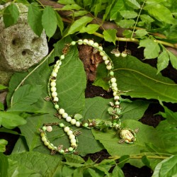 Schmuck-Set Angkor, Gesamtansicht von Halskette, Armband und Ohrringen Schmuck-Set Angkor, Gesamtansicht von Halskette, Armband und Ohrringen