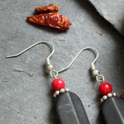 Ohrringe Esmeralda aus Onyx und Koralle, Detailansicht der versilberten Ohrhaken