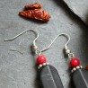 Ohrringe Esmeralda aus Onyx und Koralle, Detailansicht der versilberten Ohrhaken