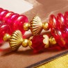 Armband Ewige Liebe, Nahaufnahme der roten Kristallglas-Perlen und der vergoldeten Metallelemente