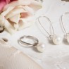 Schmuck-Set Ganz in Weiß, Nahaufnahme Fingerring und Ohrringe