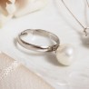 Schmuck-Set Ganz in Weiß, Nahaufnahme Fingerring