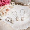 Schmuck-Set Ganz in Weiß, Detailansicht von Fingerring und Ohrringen