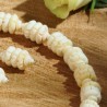 Schmuck-Set Afrikanische Hochzeit, Nahaufnahme der mit Gravuren verzierten weißen Knochenperlen