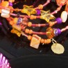 Spiralarmband Dancing Queen aus Glas, Acryl, Perlmutt und Metall, Detailansicht vorn