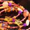 Spiralarmband Dancing Queen aus Glas, Acryl, Perlmutt und Metall, Nahaufnahme