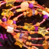 Spiralarmband Dancing Queen aus Glas, Acryl, Perlmutt und Metall, Nahaufnahme Detail