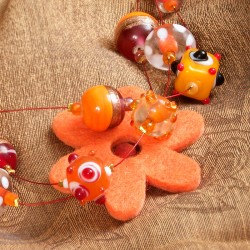 Halskette Orange pur, Nahaufnahme der Filzblüte vorn