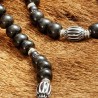 Schmuck-Set Zulu, Nahaufnahme der Horn-, Chevron- und Metallperlen in Kette und Armband