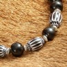 Schmuck-Set Zulu, Nahaufnahme der Horn-, Chevron- und Metallperlen in der Kette vorn