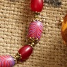 Halskette Federchen, Nahaufnahme der Bakelitperlen, "Feather Beads" und Metallelemente