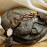 Schmuck-Set Amanitore, Nahaufnahme vom kupferfarbenen Hakenverschluß