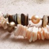 Schmuck-Set Tuamotu, Nahaufnahme der Muschelplättchen und Zuchtperlen