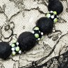 Halskette Tilda, Nahaufnahme der mit weiß-grünen Dots verzierten Lampenperlen zwischen schwarzen Filzkugeln mittig vorn