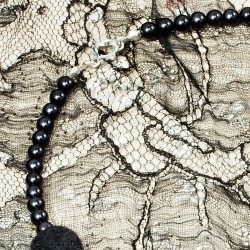 Halskette Tilda, Detailansicht der schwarzen Glasperlen und vom Kettenverschluß