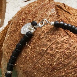Halskette Cocos, Detailansicht vom Kettenverschluß und schwarzen Kokosholzperlen