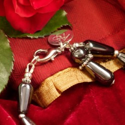 Armband Schwarze Vielfalt, Detailansicht von Karabinerverschluß und Anhänger